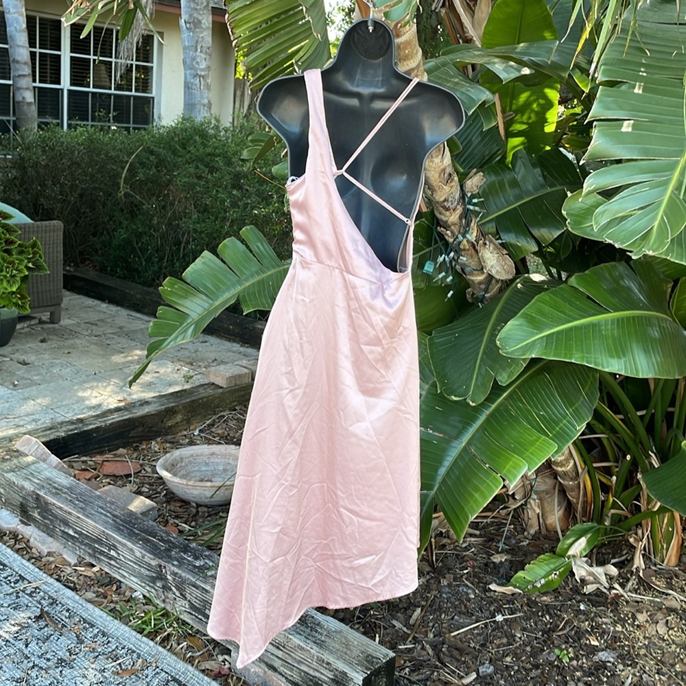 Lulu’s asymmetric satin dress - Picture 5 of 8